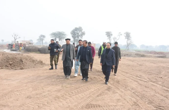 ڈپٹی کمشنر علی اکبر بھنڈر کا ڈی ایچ کیو ہسپتال اور سیوریج منصوبوں کا دورہ، بروقت تکمیل کی ہدایات