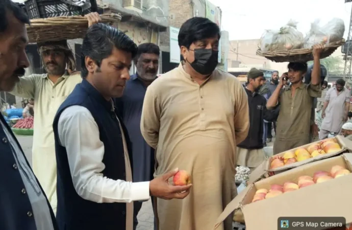 اسسٹنٹ کمشنر جھنگ نے سبزی و فروٹ منڈی کا تفصیلی دورہ کیا