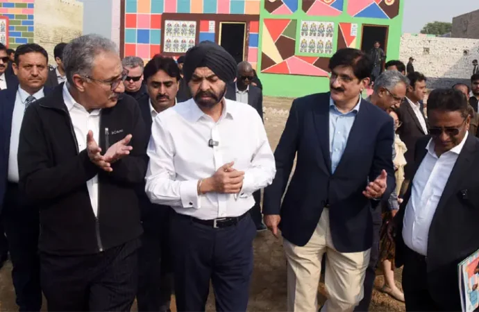 عالمی بینک کے صدر اور وزیراعلیٰ سندھ کا لاڑکانہ میں متاثرین سیلاب کیلئے بنائے گئے مکانات کا معائنہ