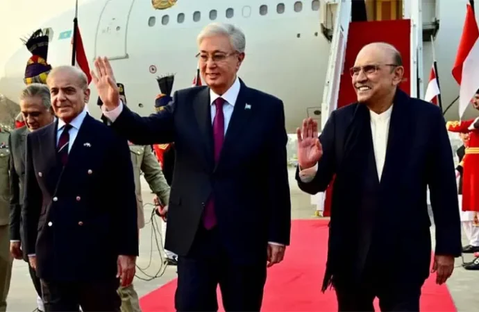 قازقستان کے صدر پاکستان کے دو روزہ سرکاری دورے پراسلام آباد پہنچ گئے