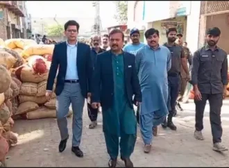 ڈپٹی کمشنر علی اکبر بھنڈر کا سبزی و فروٹ منڈی کا دورہ، شفافیت اور نرخوں پر عملدرآمد کو یقینی بنانے کی ہدایات