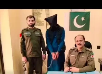 پولیس کانسٹیبل عدنان احمد سے پانچ لیٹر شراب برآمد کی گئی، جس پر اسے موقع پر ہی گرفتار کر لیا گیا