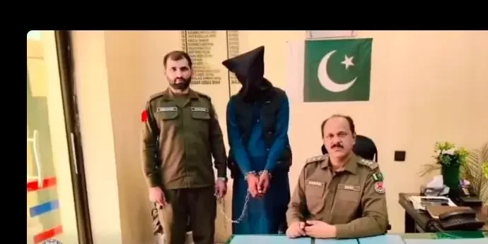 پولیس کانسٹیبل عدنان احمد سے پانچ لیٹر شراب برآمد کی گئی، جس پر اسے موقع پر ہی گرفتار کر لیا گیا