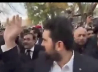 عمران خان کے علاج کے مطالبے پر اپوزیشن کا پارلیمنٹ ہاؤس کے باہر دھرنا جاری