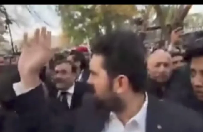 عمران خان کے علاج کے مطالبے پر اپوزیشن کا پارلیمنٹ ہاؤس کے باہر دھرنا جاری