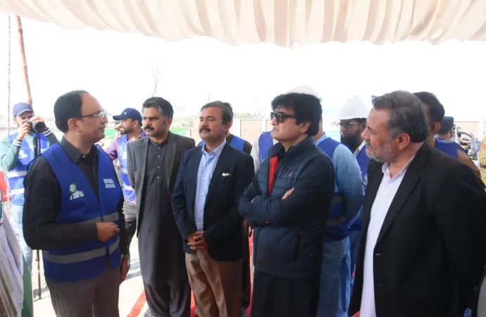 سیکرٹری ہاؤسنگ پنجاب نورالامین مینگل نے ضلع جھنگ کا دورہ،شہر میں جاری ترقیاتی کاموں کا تفصیلی جائزہ لیا۔