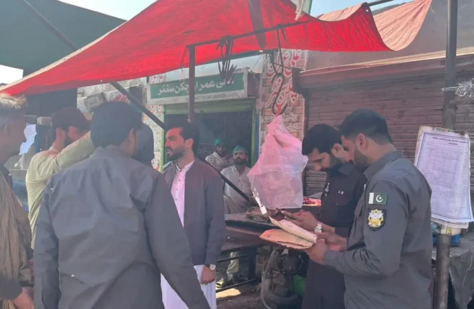 گزشتہ روز پرائس کنٹرول مجسٹریٹس کی جانب سے 3 دکانیں سیل، 54 افراد کو گرفتار کیا گیا جبکہ ایک لاکھ 50 ہزار روپے سے زائد جرمانہ بھی عائد کیا