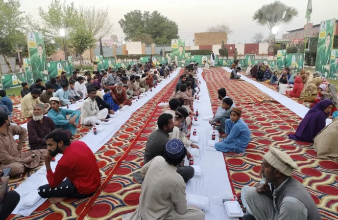 پنجاب حکومت کا “نگہبان رمضان دسترخوان” پروگرام: ضلع بھر میں مستحق افراد کے لیے افطار کا اہتمام جاری