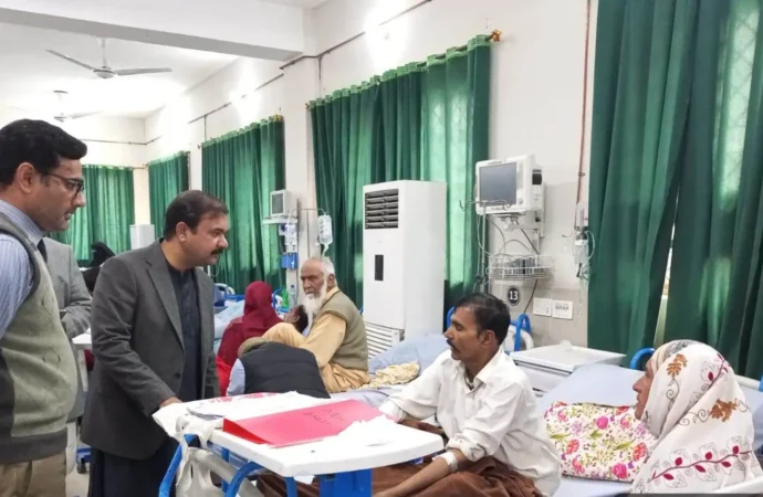 ڈپٹی کمشنر علی اکبر بھنڈرنے ڈسٹرکٹ ہیڈ کوارٹر ہسپتال کا دورہ کیا۔