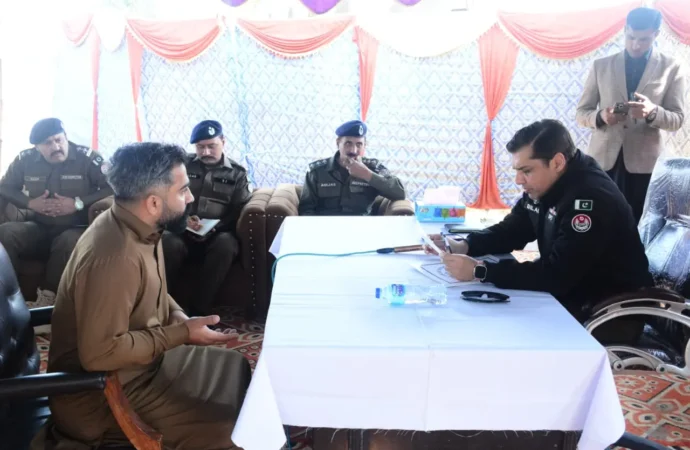 ڈی پی او جھنگ کیپٹن (ر) بلال افتخار کیانی کی تھانہ وریام میں کھلی کچہری، شہریوں کے مسائل کے فوری حل کے احکامات جاری