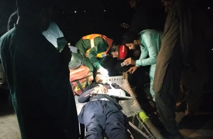 ماجھی پھاٹک مدوکی روڈ پر ڈمپر/ٹرک اور موٹرسائیکل آپس ٹکرا گئے، 1 شخص جاں بحق 1 زخمی، ریسکیو