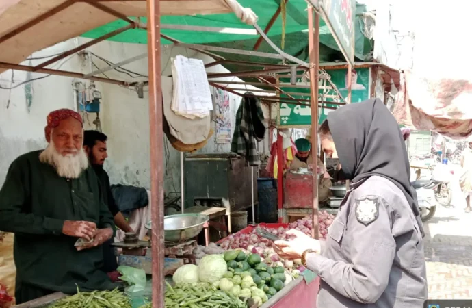 پرائس کنٹرول مجسٹریٹس کے 2300 سے زائد چھاپے 2 دکانیں سیل 16 دکاندار گرفتار اور 1 لاکھ 83 ہزار روپے سے زائد جرمانے