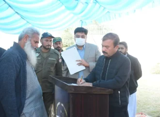 ڈپٹی کمشنر  نے ریونیو عوامی خدمت سروسز کے دوسرے روز اپنے دفتر کے احاطے میں شہریوں کی درخواستیں سنیں