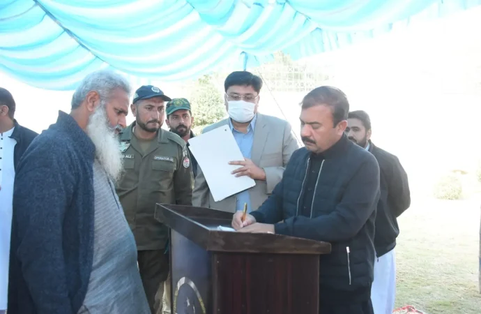 ڈپٹی کمشنر  نے ریونیو عوامی خدمت سروسز کے دوسرے روز اپنے دفتر کے احاطے میں شہریوں کی درخواستیں سنیں