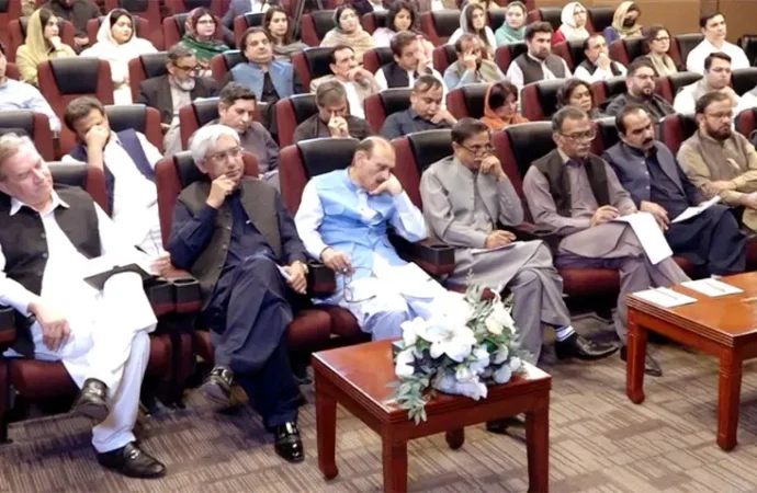 طالبان کو پاکستان اور دہشت گرد گروہوں کی سرپرستی میں سے کسی ایک کا انتخاب کرنا ہوگا