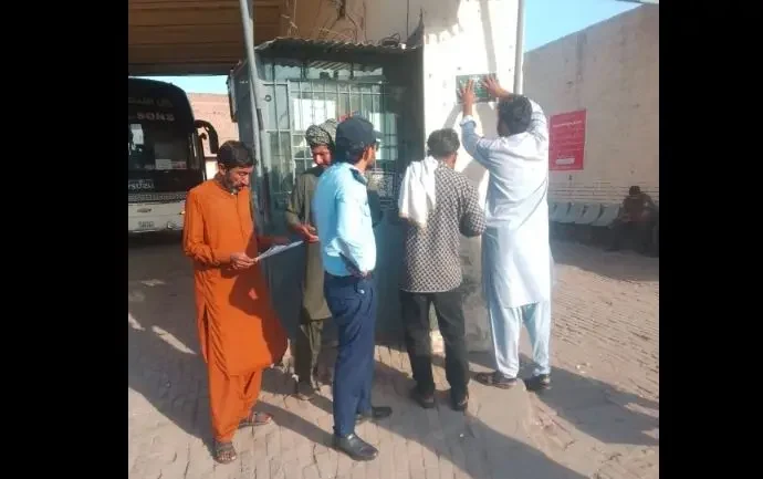 عیدالفطر کے موقع پر زائد کرایوں کی شکایات: ڈپٹی کمشنر علی اکبر بھنڈر کی ہدایات پر لاری اڈوں پر کرایہ نامے آویزاں