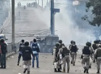 بھارتی ریاست منی پور میں مظاہرین اورفوج کے درمیان جھڑپوں سے حالات کشیدہ