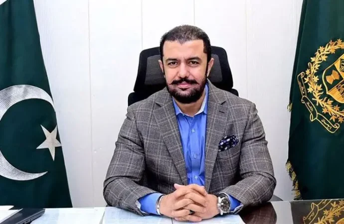 پاکستان میں ڈیزل اور پیٹرول کی قیمتیں عالمی اوسط سے کم بڑھیں: خرم شہزاد