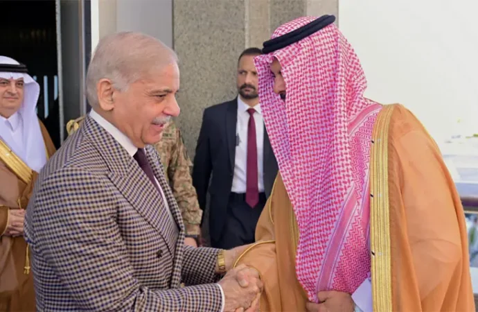 وزیراعظم کا دورۂ سعودی عرب، ولی عہد سے ملاقات میں خطے کی صورتحال پر بات چیت ہوگی