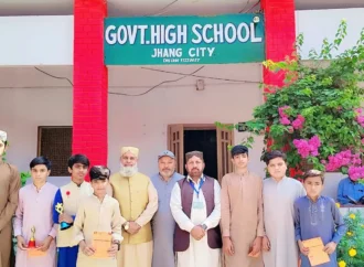 گورنمنٹ ہائی سکول جھنگ سٹی میں سالانہ امتحانات کے نتائج کا اعلان، نمایاں پوزیشن ہولڈرز میں انعامات تقسیم۔