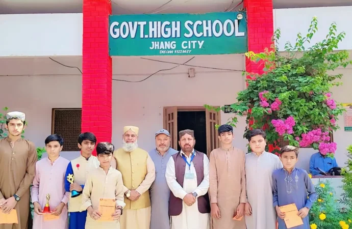 گورنمنٹ ہائی سکول جھنگ سٹی میں سالانہ امتحانات کے نتائج کا اعلان، نمایاں پوزیشن ہولڈرز میں انعامات تقسیم۔