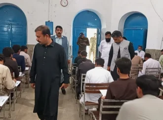 ڈپٹی کمشنر علی اکبر بھنڈر نے میٹرک کے امتحانات کے حوالہ سے امتحانی مراکز کا دورہ کیا