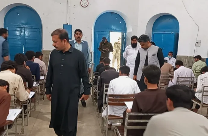 ڈپٹی کمشنر علی اکبر بھنڈر نے میٹرک کے امتحانات کے حوالہ سے امتحانی مراکز کا دورہ کیا