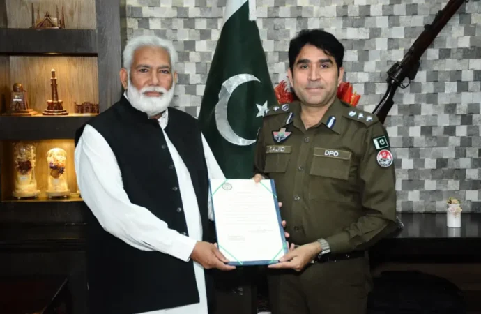 ڈی پی او ساجد حسین نے بہترین پیشہ ورانہ کارکردگی اور ادارہ جاتی تعاون کے اعتراف میں اسسٹنٹ ڈائریکٹر لیگل (فیسکو) واپڈا جھنگ غلام شبیر سنگرا کو تعریفی سرٹیفکیٹ سے نوازا