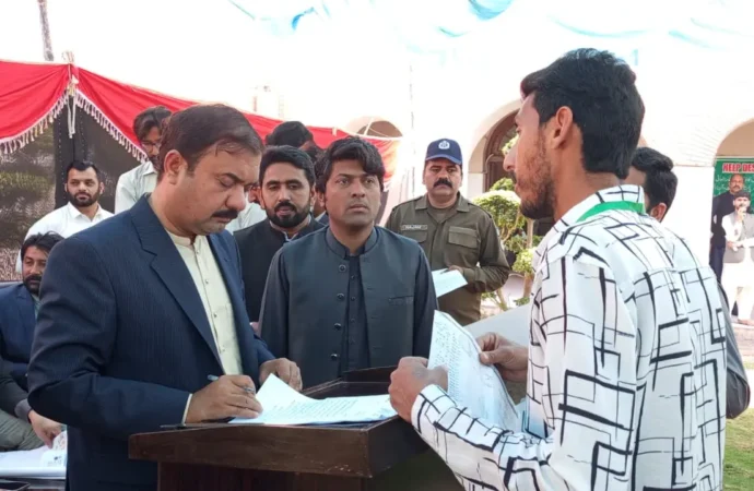 عوامی ریونیو خدمت سروسز کے دوسرے روز بھی ڈپٹی کمشنر نے سائلین کی درخواستوں کی سماعت کی