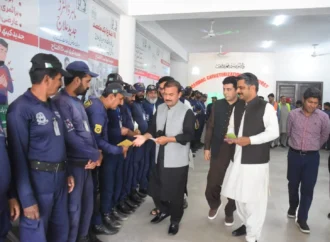 ڈپٹی کمشنر نے ڈی ایچ کیو ہسپتال جھنگ میں سٹاف میں عید گفٹس تقسیم کئے