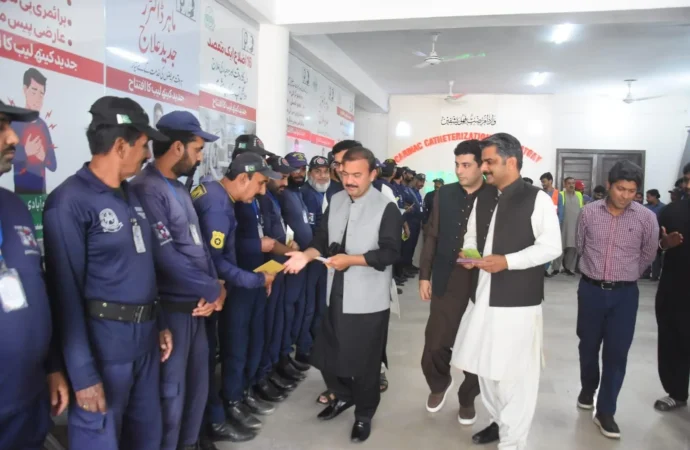 ڈپٹی کمشنر نے ڈی ایچ کیو ہسپتال جھنگ میں سٹاف میں عید گفٹس تقسیم کئے