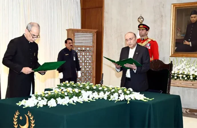 وفاقی محتسب نوید کامران بلوچ نے اپنے عہدے کا حلف اٹھا لیا