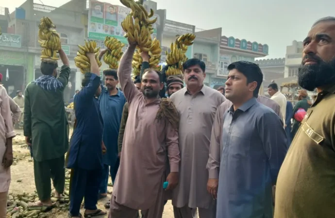 اسسٹنٹ کمشنر جھنگ اور دیگر متعلقہ افسران نے سبزی و فروٹ منڈی کا دورہ کیا