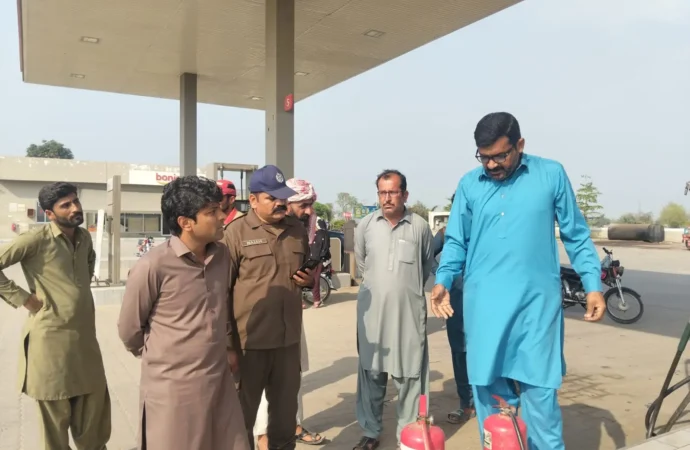 اے سی جھنگ رب نواز چدھڑ کی فیصل آباد روڈ پر پٹرول پمپس کی چیکنگ، خلاف ورزی پر 150,000 روپے جرمانہ عائد