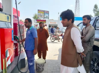 اسسٹنٹ کمشنر جھنگ رب نواز چدھڑ کا اڈا باغ میں پٹرول پمپس کا اچانک معائنہ، پیمائش میں کمی پر پمپ کو 20 ہزار روپے جرمانہ