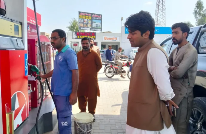 اسسٹنٹ کمشنر جھنگ رب نواز چدھڑ کا اڈا باغ میں پٹرول پمپس کا اچانک معائنہ، پیمائش میں کمی پر پمپ کو 20 ہزار روپے جرمانہ