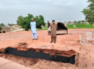 اسسٹنٹ کمشنر رب نواز چدھڑ کا صوفی موڑ کے قریب بھٹوں کا معائنہ،گراں فروشی اور سرکاری نرخوں کی خلاف ورزی پر دو بھٹے مسمار