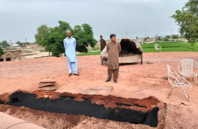 اسسٹنٹ کمشنر رب نواز چدھڑ کا صوفی موڑ کے قریب بھٹوں کا معائنہ،گراں فروشی اور سرکاری نرخوں کی خلاف ورزی پر دو بھٹے مسمار