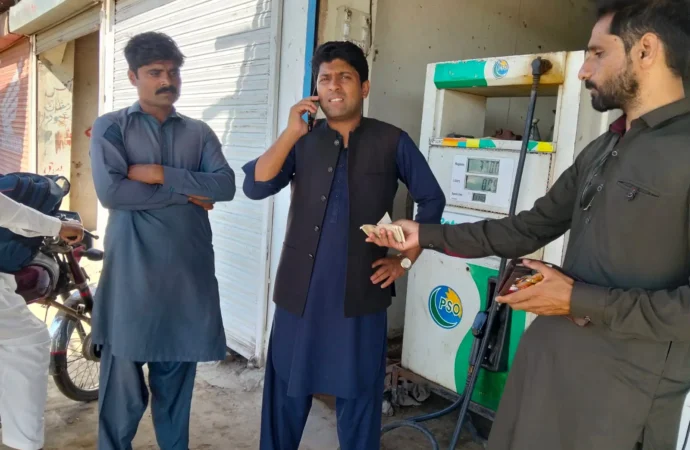غیر قانونی منی پیٹرول پمپس کے خلاف کریک ڈاؤن، اسسٹنٹ کمشنر جھنگ کی کارروائی میں 5 یونٹس ضبط، دکانیں سیل