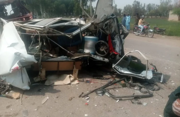 شورکوٹ انٹر چینج کے قریب مسافر بس، سوز کی بولان اور ٹریکٹر ٹرالی میں تصادم، 4 بچون سمیت 6 افراد زخمی ریسکیو