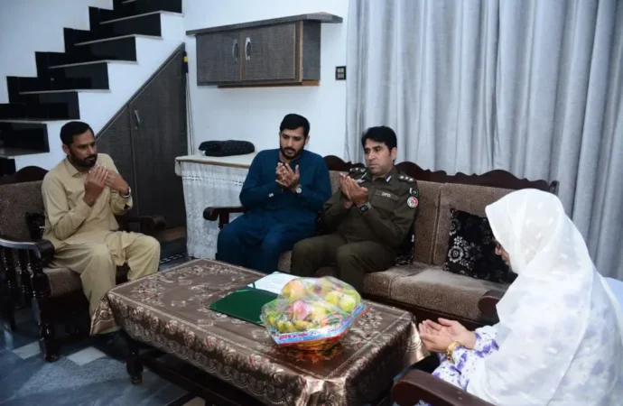 ڈی پی او ساجد حسین کی شہید کانسٹیبل خدا بخش اور شہید کانسٹیبل لیاقت علی کے گھر پر آمد