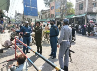 عیدالفطر کی آمد: ڈی ایس پی ٹریفک سعید اختر دھولکہ کا جھنگ کی شاپنگ مارکیٹس کا دورہ، ٹریفک روانی برقرار رکھنے کیلئے خصوصی انتظامات