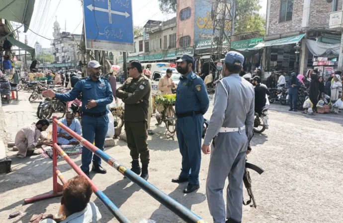 عیدالفطر کی آمد: ڈی ایس پی ٹریفک سعید اختر دھولکہ کا جھنگ کی شاپنگ مارکیٹس کا دورہ، ٹریفک روانی برقرار رکھنے کیلئے خصوصی انتظامات