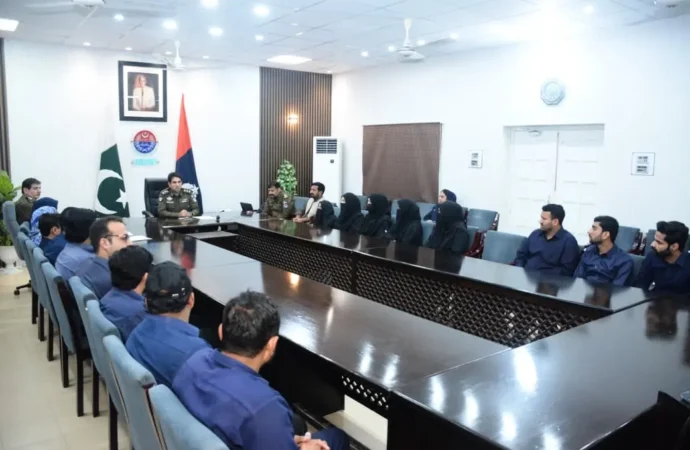 ڈی پی او جھنگ ساجد حسین کی ضلع بھر کے تمام تھانوں کے فرنٹ ڈیسک سٹاف سے اہم میٹنگ