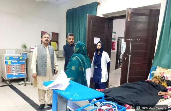 ڈپٹی کمشنر علی اکبر بھنڈر کا ڈی ایچ کیو ہسپتال جھنگ کا دورہ، طبی سہولیات اور انتظامات کا جائزہ