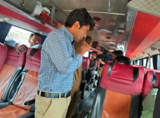 اسسٹنٹ کمشنر جھنگ نے مختلف بس اسٹینڈز اور پبلک ٹرانسپورٹ گاڑیوں کا اچانک دورہ کیا اور از خود مسافروں سے کرایوں کے حوالے سے دریافت کیا۔