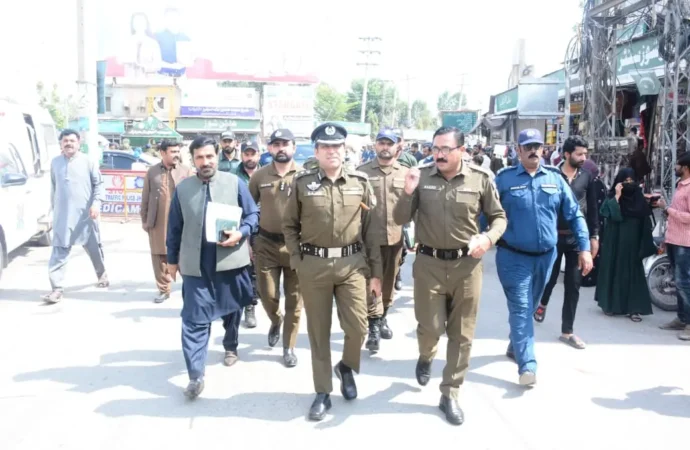 ڈی پی او جھنگ ساجد حسین بازاروں میں سکیورٹی صورتحال کا جائزہ لینے پہنچ گئے