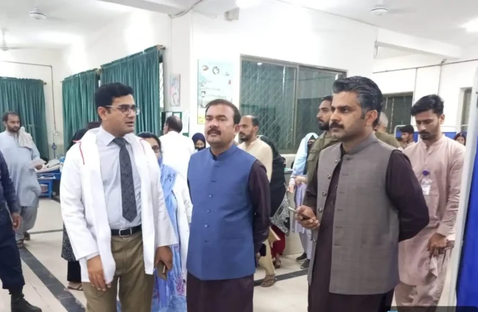 ڈپٹی کمشنر کا ڈی ایچ کیو ہسپتال جھنگ کا دورہ، طبی سہولیات کا تفصیلی جائزہ