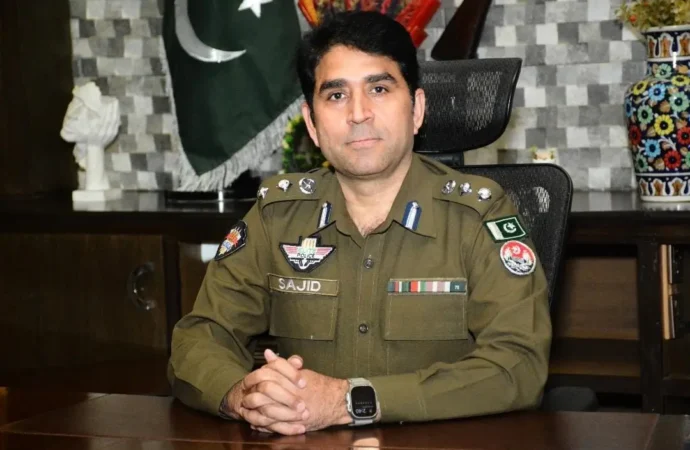 ہوائی فائرنگ ، اسلحہ کی نمائش اور فلمی ناموں پر گروپ بنا کر جعلی رعب و دبدبہ قائم کرنے والے گروہوں کے خلاف کارروائی کی جائے گی ، ڈی پی او ساجد حسین