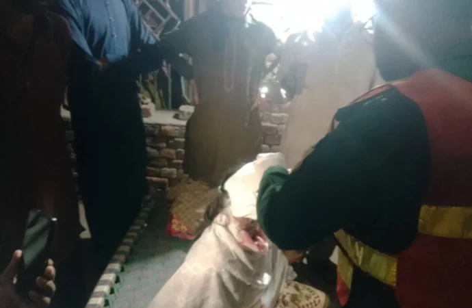 ملتان روڈ، ڈولی شہید ماجھی سلطان روڈ پر تیز رفتار رکشہ بے قابو ہو کر بیل گاڑی سے ٹکرا گیا، تین افراد زخمی،ریسکیو